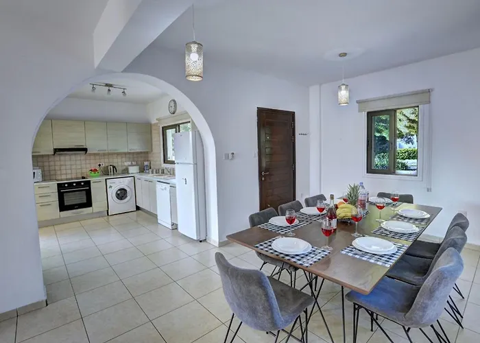 Paralia Spacious 4bdr * Protaras