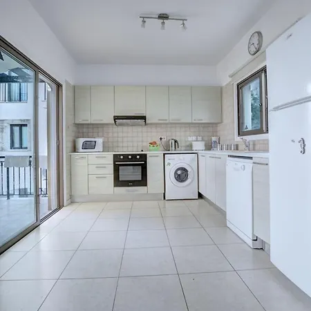 Paralia, Spacious 4bdr Villa, Close To Fig Tree Bay