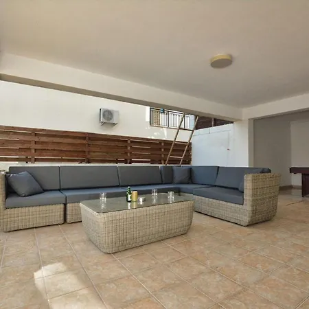 Villa Paralia, Spacious 4bdr Villa, Close To Fig Tree Bay *