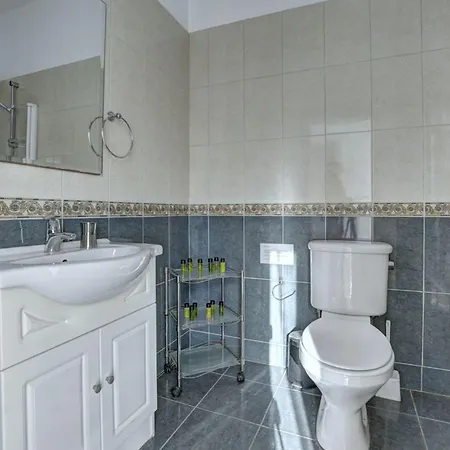 Villa Paralia, Spacious 4bdr Villa, Close To Fig Tree Bay *