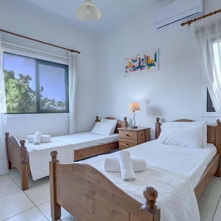 Villa Protaras Paralia, Spacious 4Bdr Central Protaras Villa, Close To Fig Tree Bay Beach