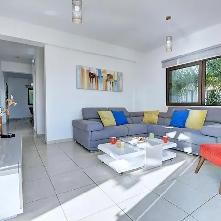 Villa Protaras Paralia, Spacious 4Bdr Central Protaras Villa, Close To Fig Tree Bay Beach *