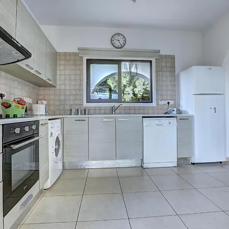 Villa Protaras Paralia, Spacious 4Bdr Central Protaras Villa, Close To Fig Tree Bay Beach Protaras